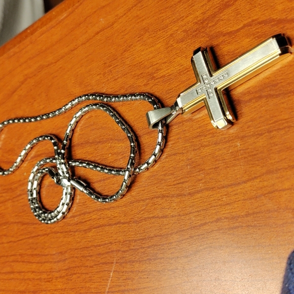 Cross Chain - Picture 2 of 2